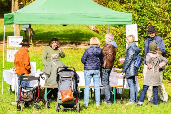 Personen bei Infostand