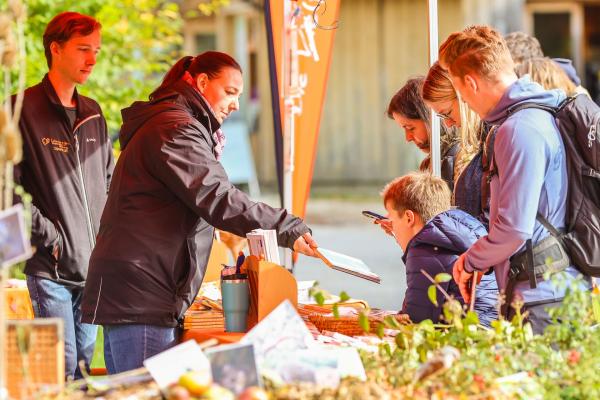 Personen am Infostand