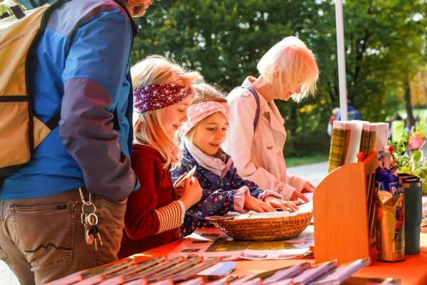 Menschen am Infostand