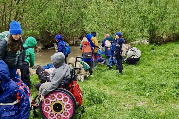 Personen mit Rollstuhl im Grünen