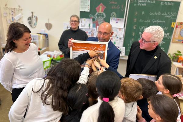 SchülerInnen  bei Urkundenübergabe