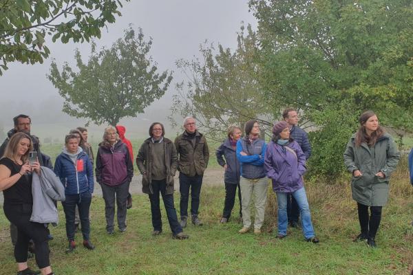 Personengruppe auf Streuobstwiese bei Nebel