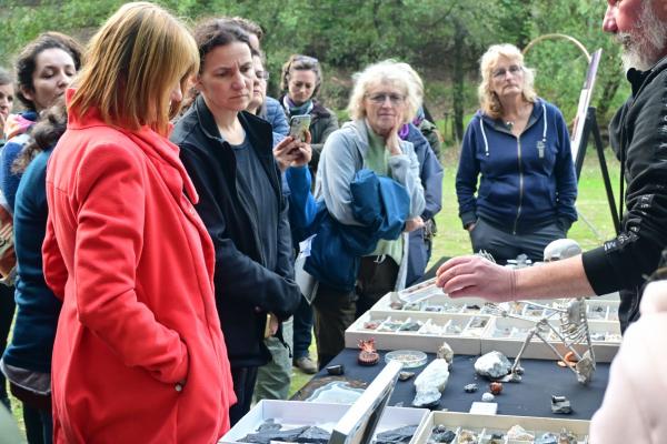 Personen bei Infostand mit Gesteinen und Mineralien