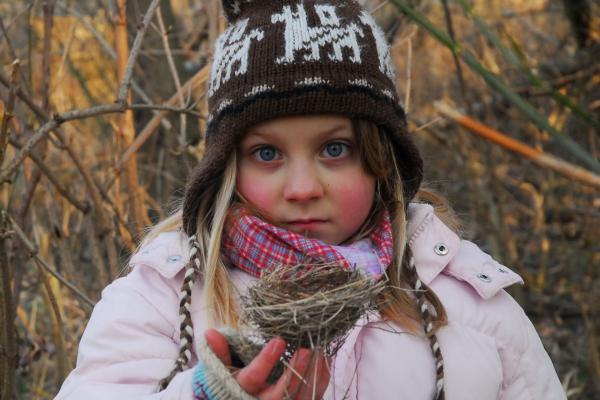 Kind mit Vogelnest in der Hand