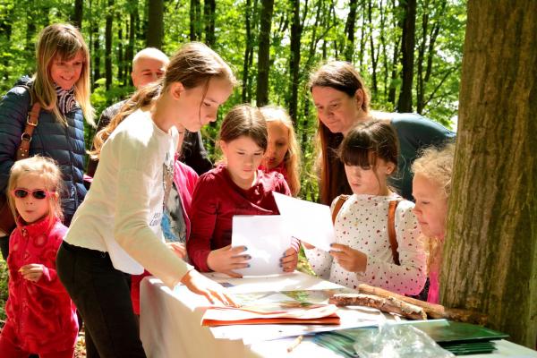 Kinder stehen bei Tisch mit Rätselrallye