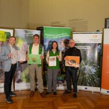 Gruppenfoto Abschlusspräsentation im NHM Wien, v.l. Christoph Leditznig, Geschäftsführer vom Wildnisgebiet Dürrenstein-Lassingtal, Christian Übl, Direktor des Nationalparks Thayatal, Edith Klauser, Direktorin des Nationalparks Donau-Auen und Andreas Weiß, Direktor des Biosphärenparks Wienerwald