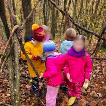 Kinder mit Messbecher