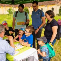 Personen bei Infostand